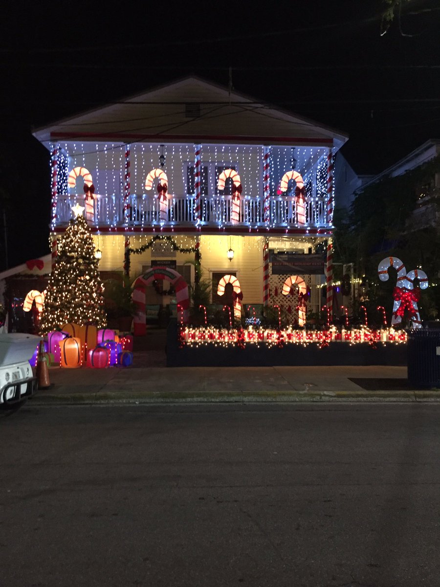 colettechimenti's tweet photo. Christmas in Key West! #FutureSnowBird https://t.co/cjFp3V7ZJT