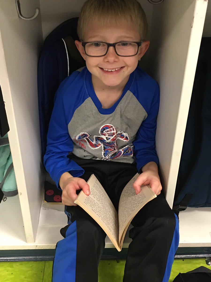 simo_mrs's tweet photo. We will read just about anywhere! 📖📕 https://t.co/9uunCLbHR5