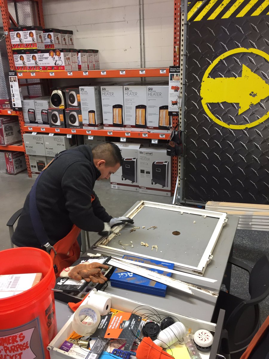 prodesk_0663's tweet photo. PASA Daniel from 0663 hard at work flipping glass in a customer's window for them.  Great job Daniel thank you for taking care of our customers.  #larsenslocos #milliondollarbaby https://t.co/8J9bCX0Vte