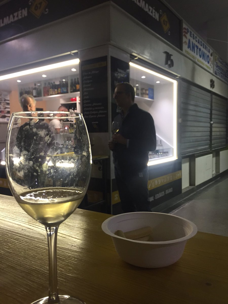 prisluna_'s tweet photo. Cata de vinos a mano de @dimobebodegas #vinosmalaga #monclinejo https://t.co/7dSnvbBPBx