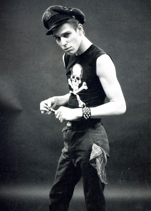 Happy birthday to Paul Simonon. Photo by Pennie Smith, 1978. 