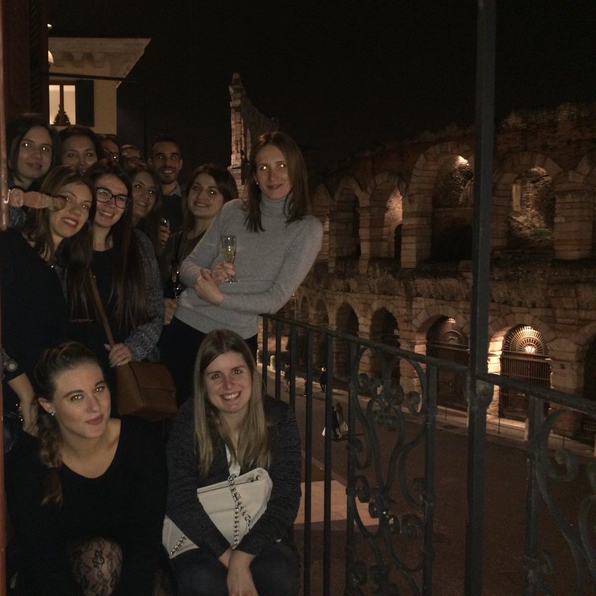 FAI_Veneto's tweet photo. La Delegazione FAI di Verona assieme al gruppo FAI Giovani e al FAI Scuola si sono ritrovati per un aperitivo natalizio con vista sull'Arena https://t.co/srXcRZutoj