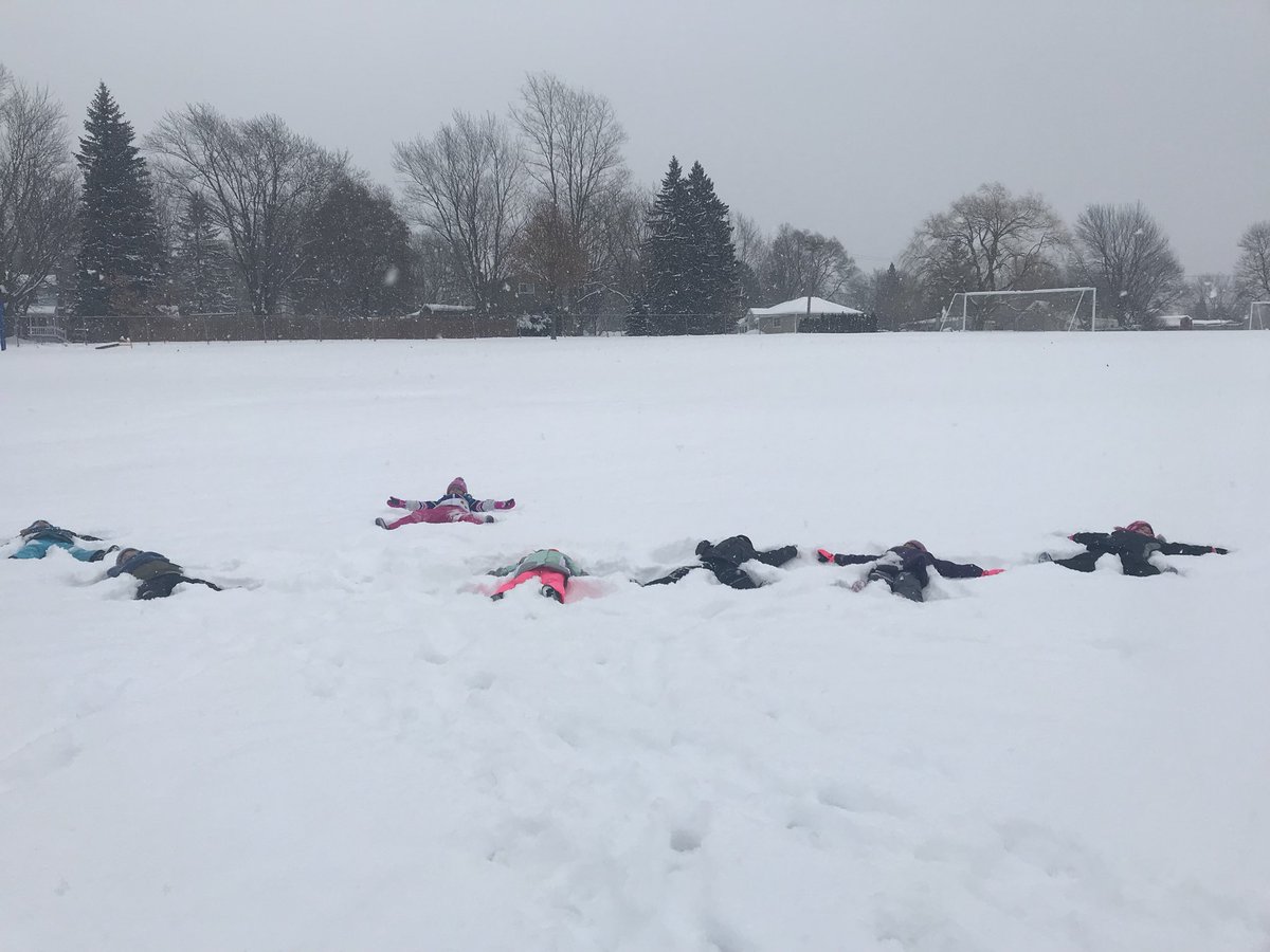alex_wolak's tweet photo. Team 125 and our kindergarten friends continued the snow day fun this morning at CE! #mostmagicalplaceonearth #cerocks βοΈβοΈβ€οΈ https://t.co/6RWjzYgKvx