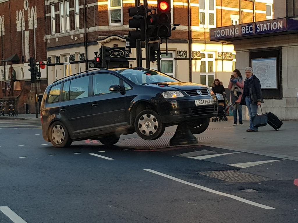 JTeezVoice's tweet photo. #Wengers brothers car... He did not see it! https://t.co/U6u5Bm6wGs