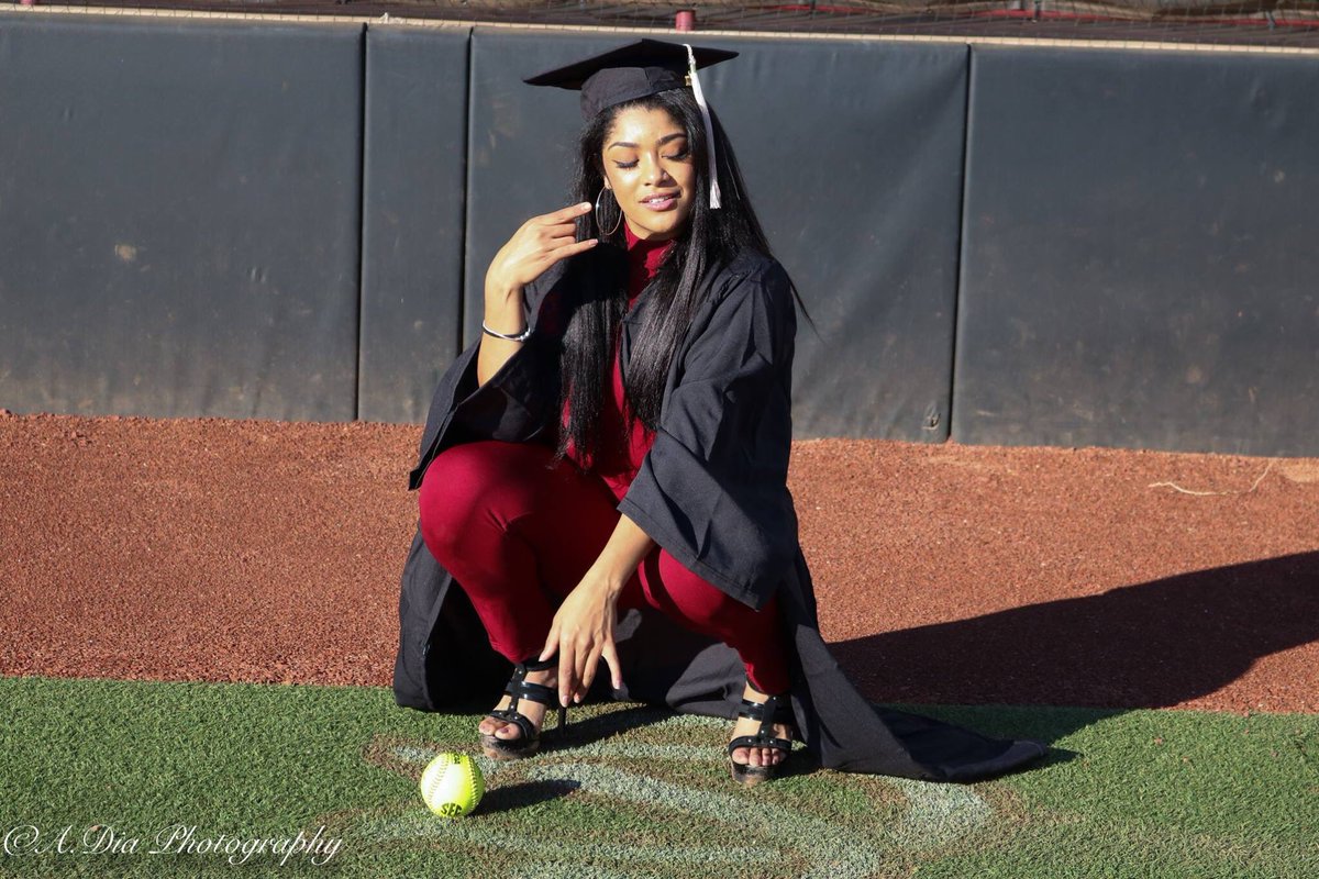 tayylerr8's tweet image. But I’m about to be the first in my fam to graduate so you know I gotta stunt a bit🎓😌💕 #IssaGraduate
