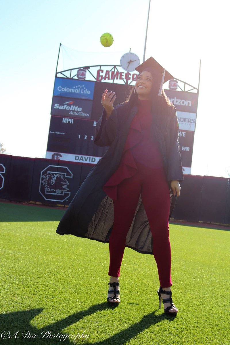 tayylerr8's tweet image. But I’m about to be the first in my fam to graduate so you know I gotta stunt a bit🎓😌💕 #IssaGraduate
