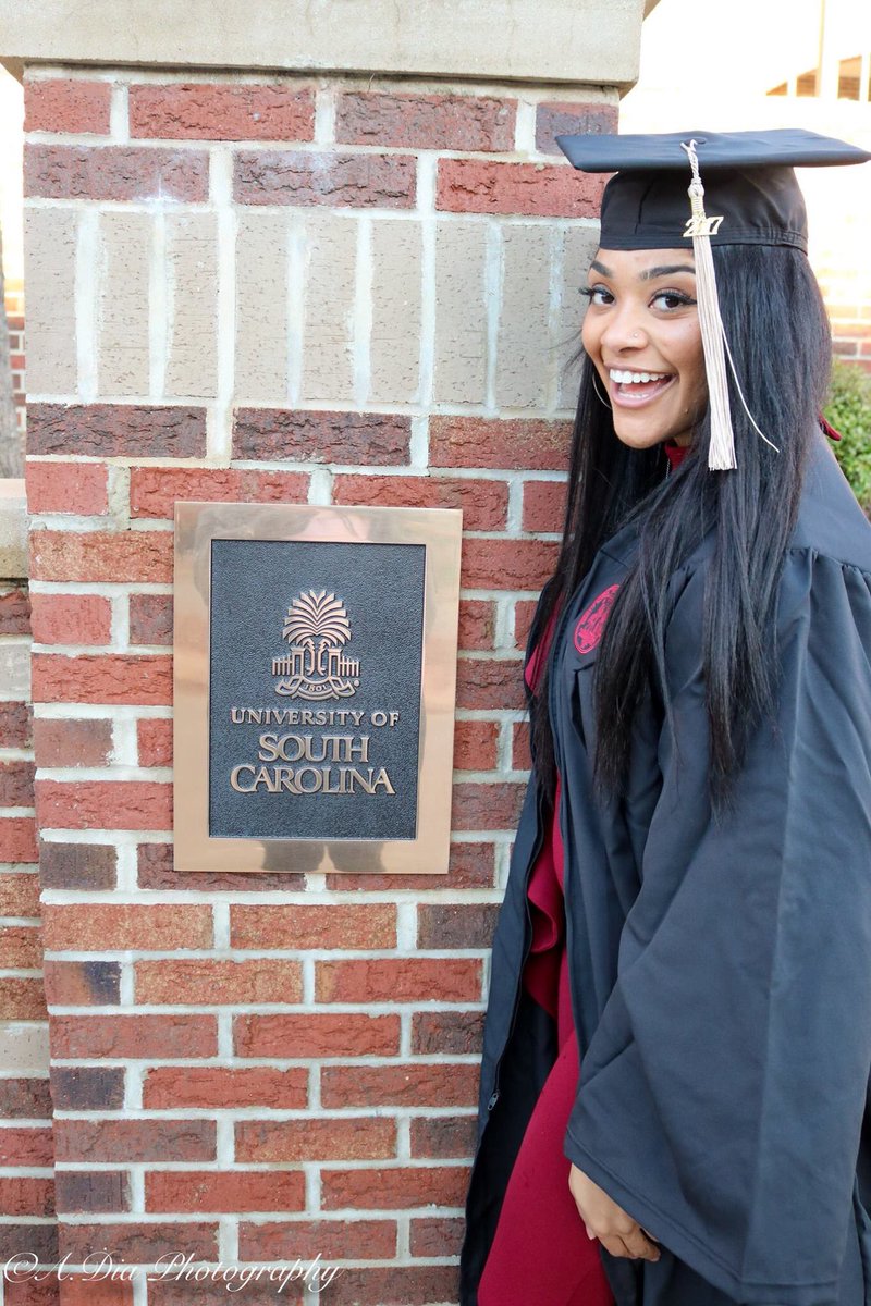 tayylerr8's tweet image. But I’m about to be the first in my fam to graduate so you know I gotta stunt a bit🎓😌💕 #IssaGraduate
