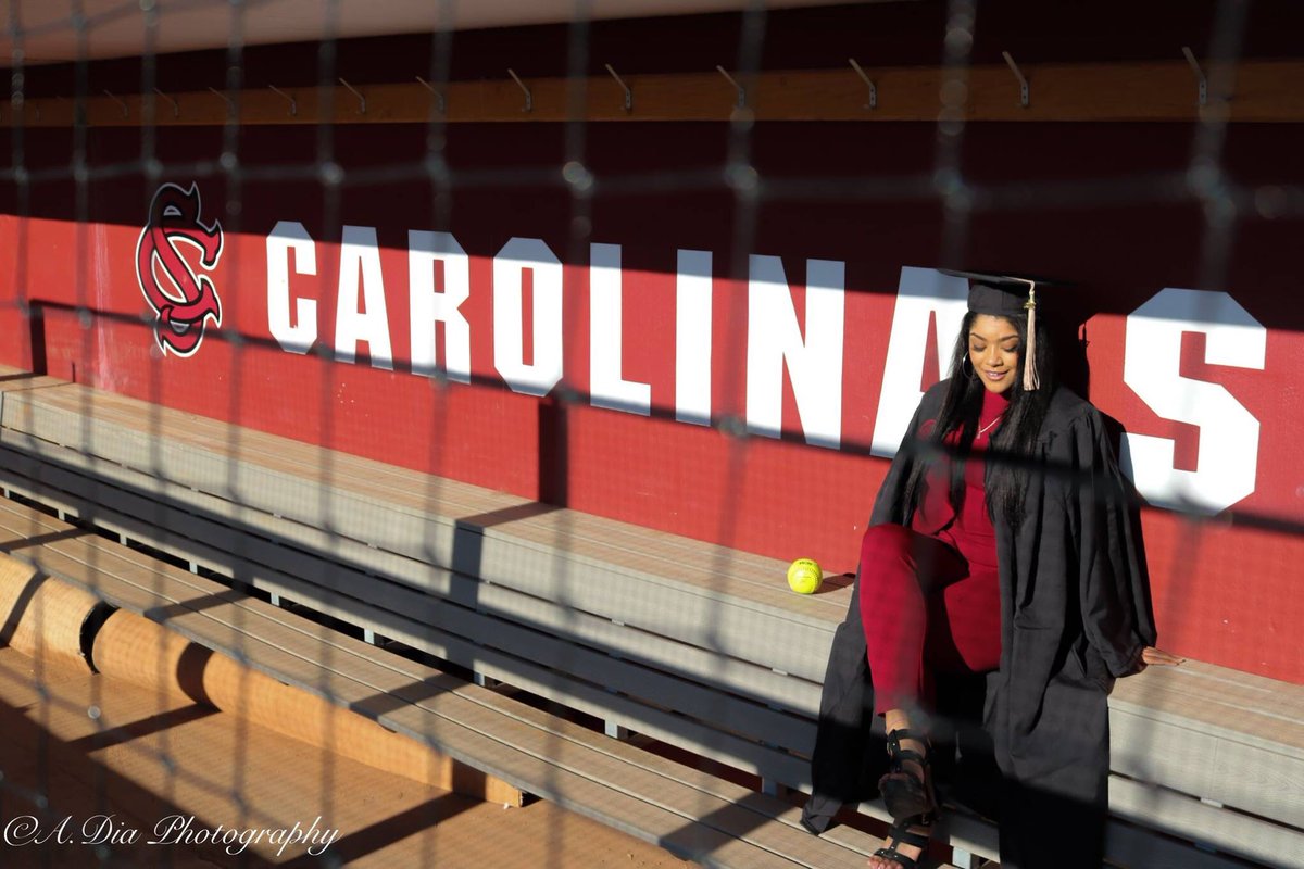 tayylerr8's tweet image. But I’m about to be the first in my fam to graduate so you know I gotta stunt a bit🎓😌💕 #IssaGraduate