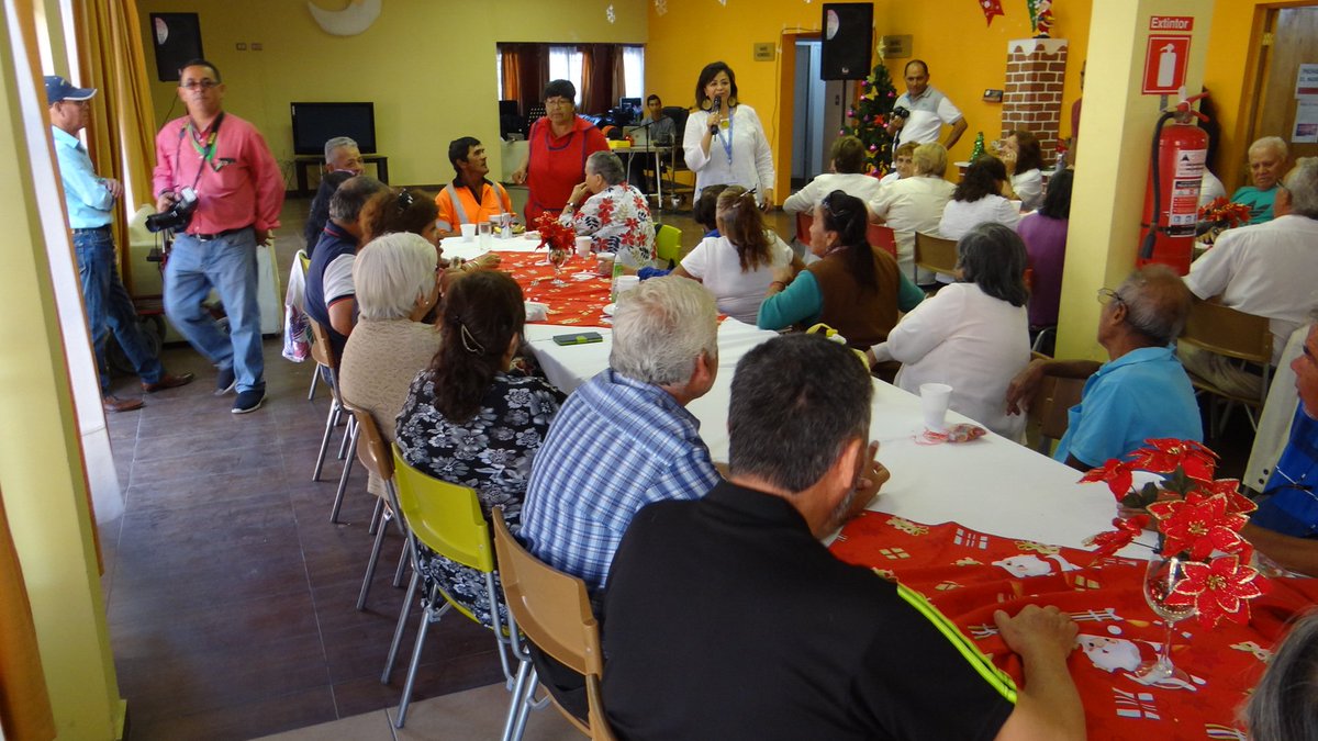 ClaudioSazo1's tweet photo. Compartiendo, dando alegria y cariño a los adultos mayores de Mejillones en navidad con los colaboradores de GNLM https://t.co/UGyzCa3lQK