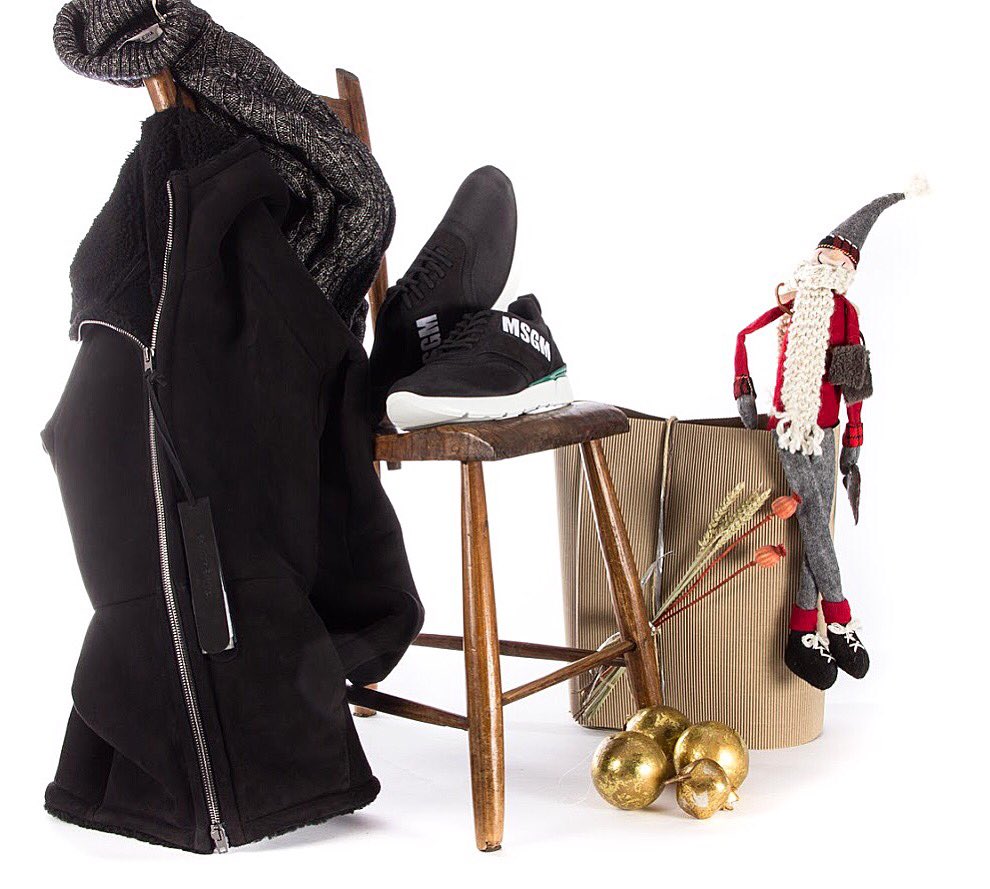 ILSETACCIO1983's tweet photo. 🎁 Black sheepskin parka from #salvatoresantoro
🎁 Luxury sneakers from #MSGM 
🎁Weaved turtleneck from #gransasso #lafileria 
In store &amp; online https://t.co/uDdEQsO6Wp
#ilsetaccio #shoponline #taxfree #christmastime #christmasgifts
#novara #novaramoda https://t.co/Q9dlFD2ZMi