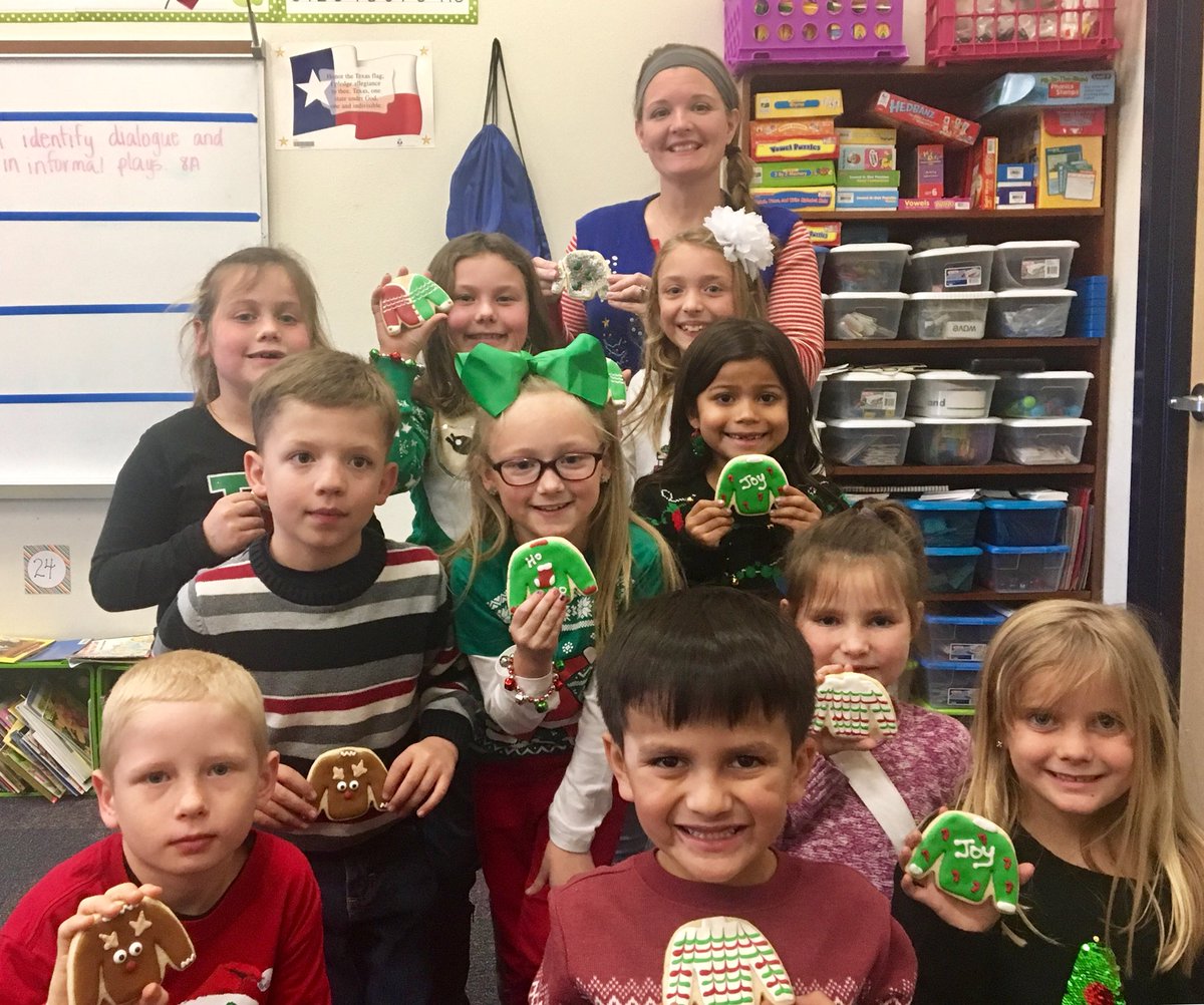 ClarissaPadron1's tweet photo. #CarsonStars celebrating National Ugly Sweater Day &amp; enjoying a matching cookie. @DISDCarson https://t.co/kPPjYkZgqQ