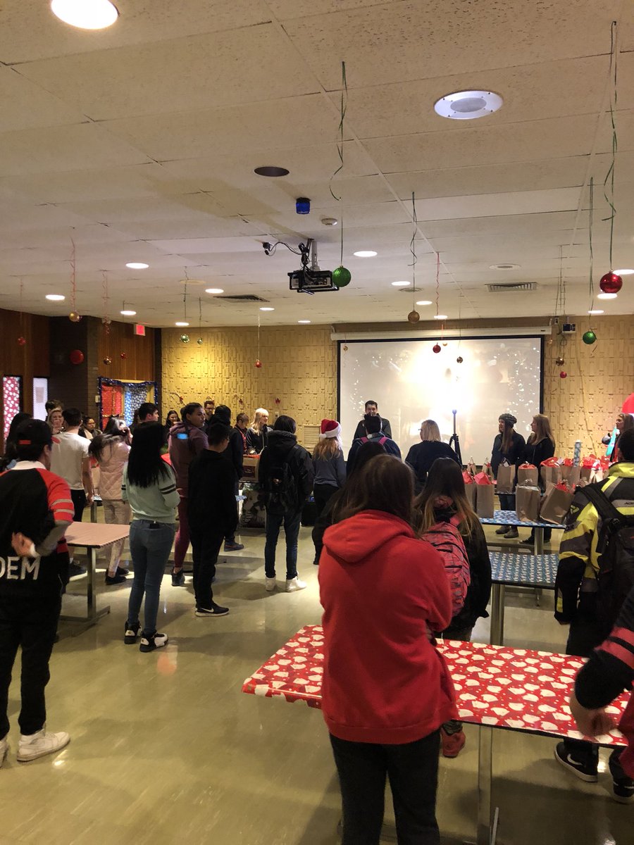 lil_vera8's tweet photo. Make Nice Happen...so nice to see the smiling faces on these students.  Thank you Thinkshift!  #generosity #thankful https://t.co/sSfmG7eCrC