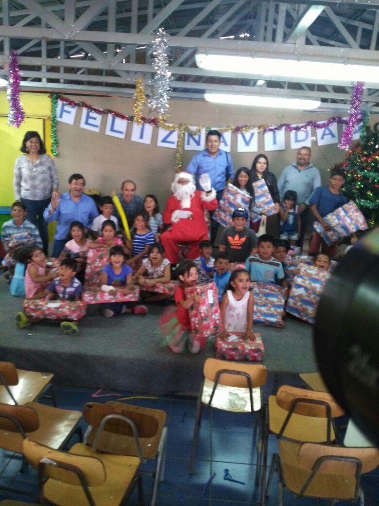 ClaudioSazo1's tweet photo. GNLM entregando cariño y amor a los niños del vertedero de Antofagasta en apoyo a la obra de Felipe Berrios https://t.co/YZIuWHhYk0