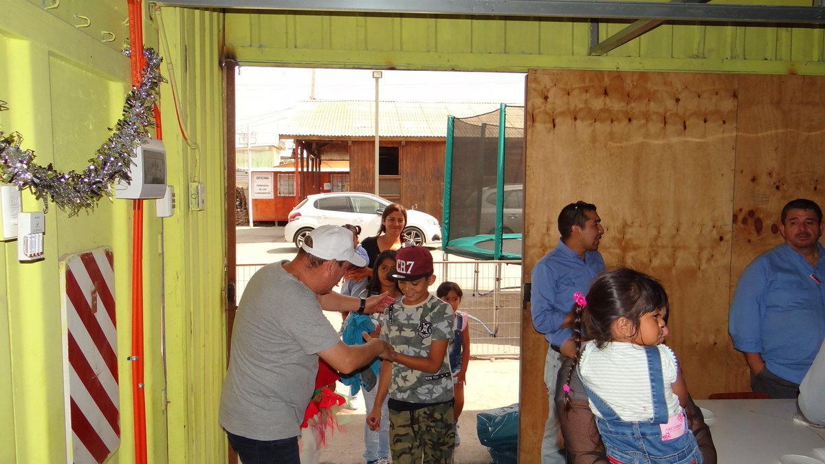 ClaudioSazo1's tweet photo. GNLM entregando cariño y amor a los niños del vertedero de Antofagasta en apoyo a la obra de Felipe Berrios https://t.co/YZIuWHhYk0
