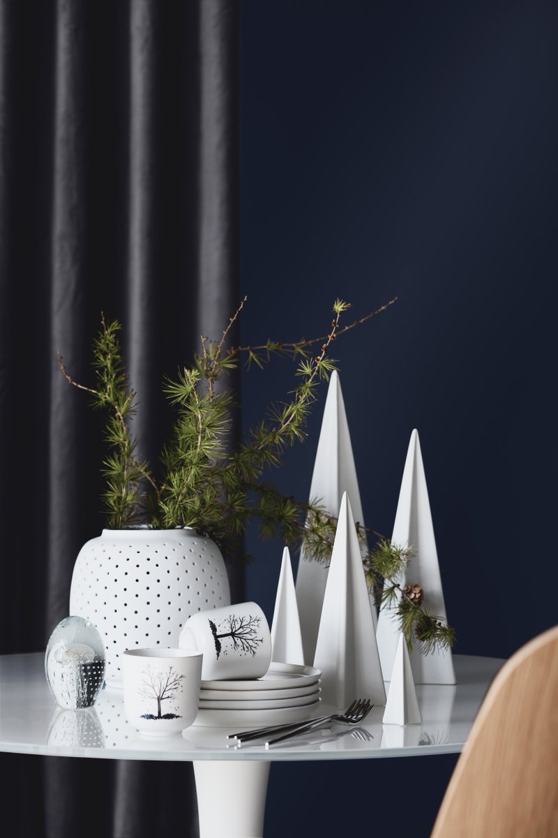 BoConceptVan's tweet image. “I love introducing nature, in the form of freshly cut flowers, branches, herbs and the like. And for Christmas I add little extras like handmade ornaments, much-loved finds and of course, plenty of candles.” – Interior designer Gitte Kjær 🌿

#hygge #xmas #accessories #cozy