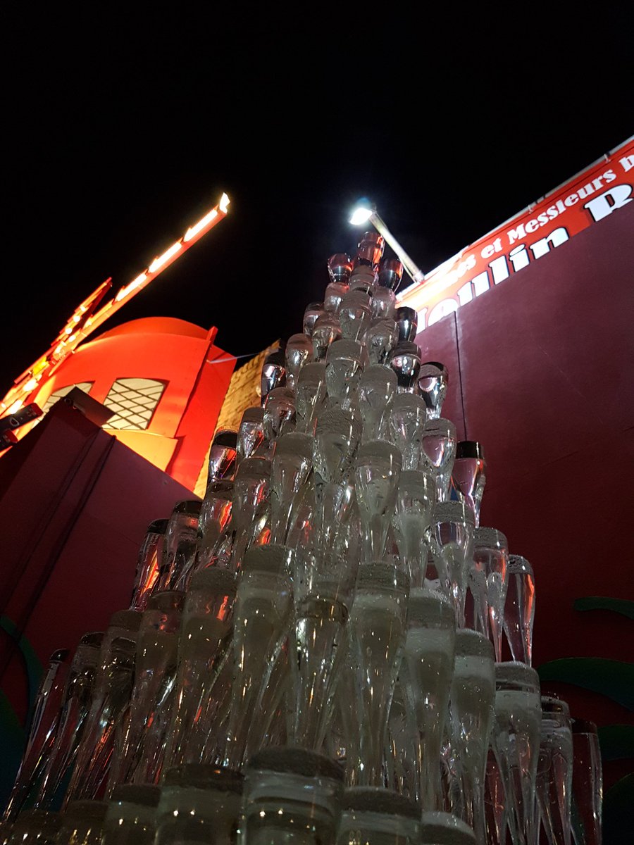 Champagne! #retteketetkerstshow <a href="/MoulinRougeBDWY/">🌹</a>