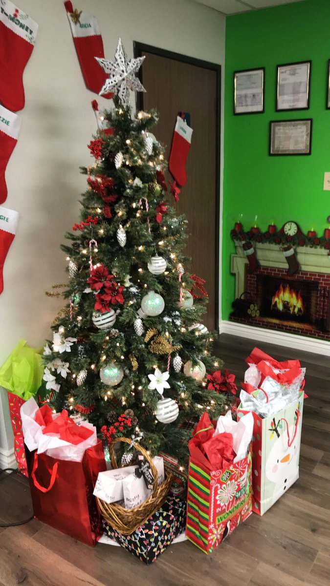 MatthewHagberg's tweet image. #ecofam doing office gift exchange! Work fam can be just as important as home fam. #Leaders #christmas #leadership #family #gift #WhiteElephant