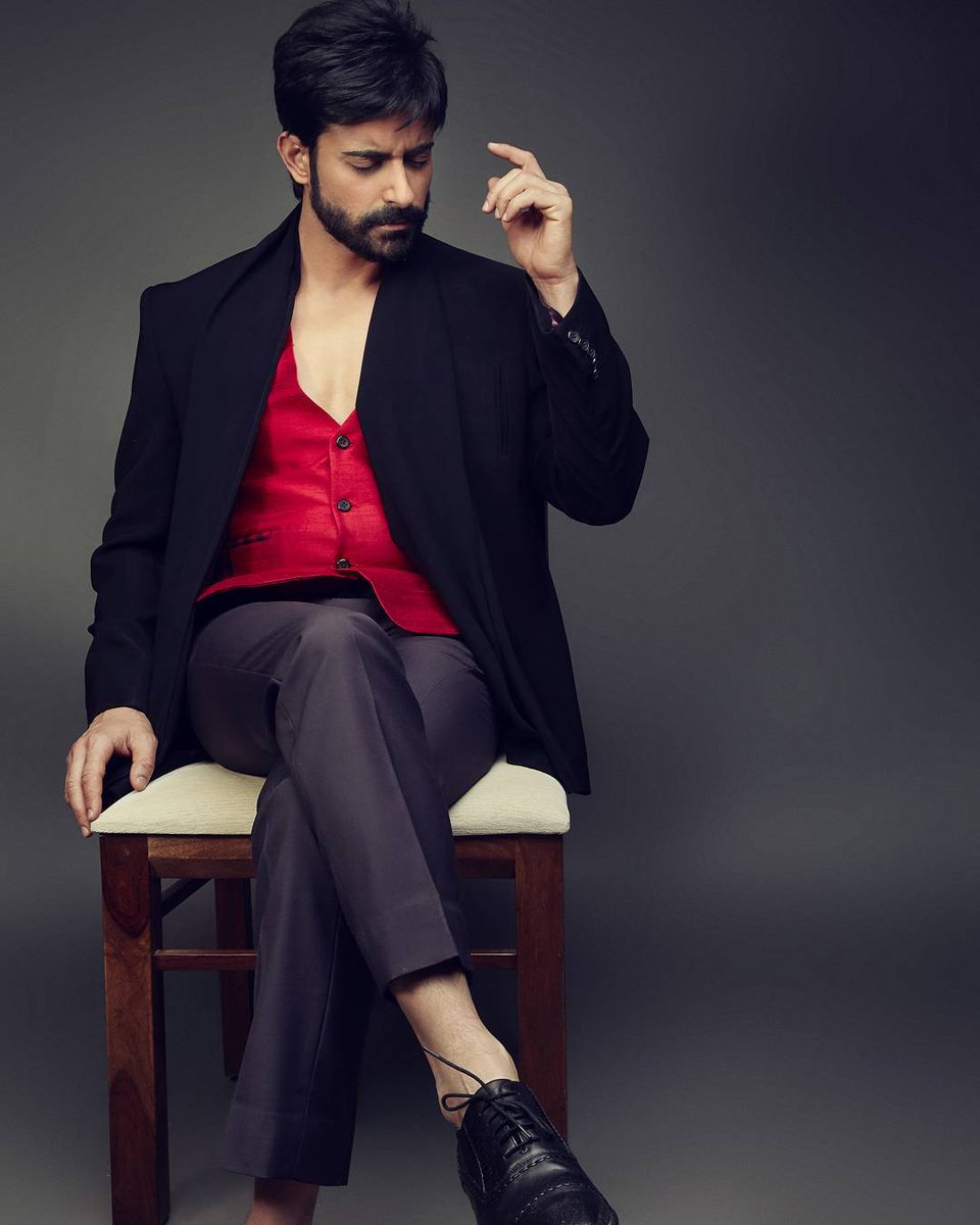 Perfect poser, isn't he?!

#GautamRode