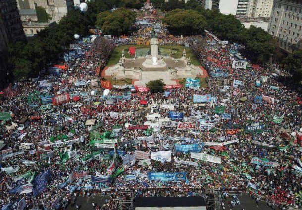 NaldoValenca's tweet photo. ( "Aqui não é o Brasil ! Aqui não é o Brasil !", Argentinos contra a reforma previdência por Macri)Puta que pariu! Que vergonha da porra... https://t.co/TdanjS4gNG