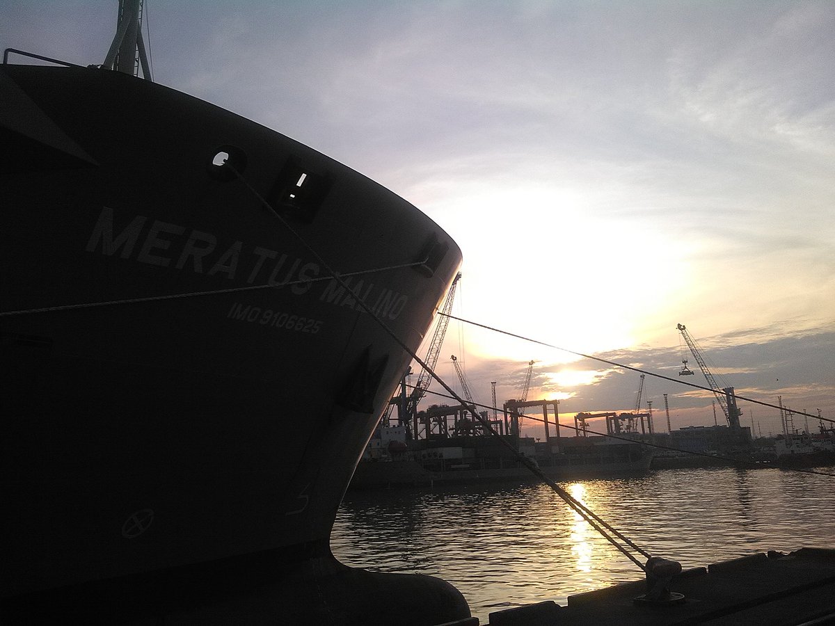 suprayetno23's tweet photo. @e100ss  Cuaca pagi ini di tanjung perak terpantau Cerah.
Selamat bertugas untuk semuanya.
Salam Seduluran. https://t.co/LGjGak3jt3