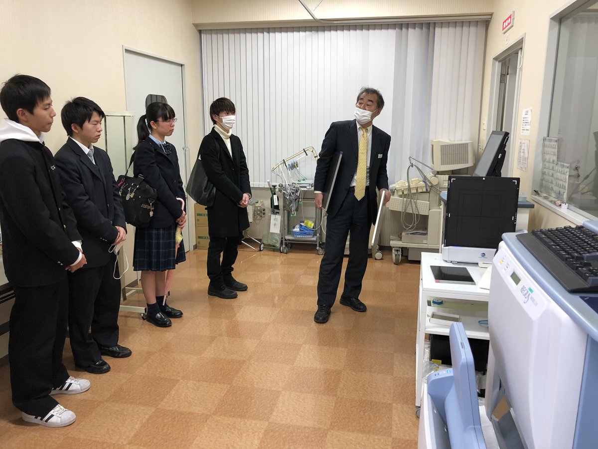 fukuokairyo1's tweet photo. 診療放射線科は先生たちから機器について教えてもらっています😄✨MRIにCTに、、どれも難しそうですが、来年から学ぶのが楽しみですね😍💕
#福岡医療運動部 #入学予定者来校日 #診療放射線科 https://t.co/R451omfp0r