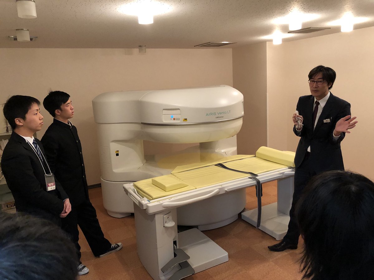fukuokairyo1's tweet photo. 診療放射線科は先生たちから機器について教えてもらっています😄✨MRIにCTに、、どれも難しそうですが、来年から学ぶのが楽しみですね😍💕
#福岡医療運動部 #入学予定者来校日 #診療放射線科 https://t.co/R451omfp0r