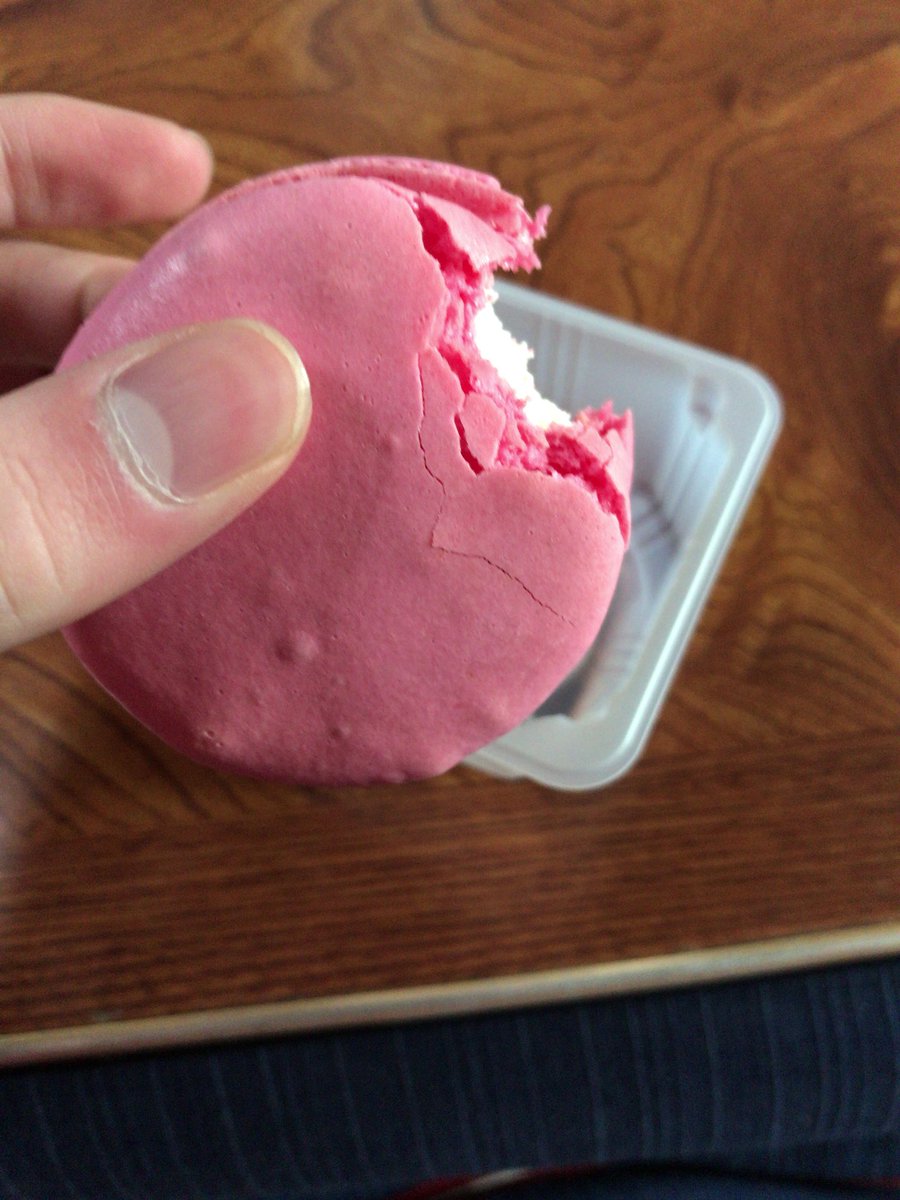 こたつでアイスさいこーですw
そして、このアイスうますぎるwみんなも食べてねー！🤪