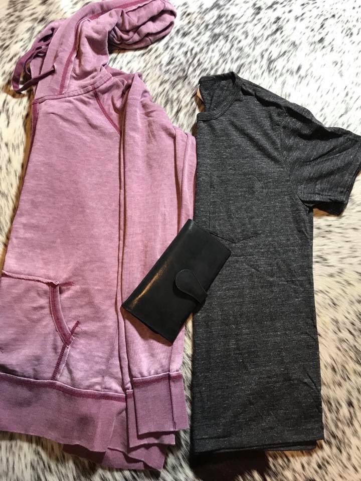 vintageleopard's tweet photo. Taking it back to the basics with this super soft speckle black pocket tee 💗💁🏼

&amp;&amp; ONLY (($22)) FREE SHIPPING

Must have staple piece to layer with or add to your lounge collection “like I did mine” 

Small-4
Medium-4
Large-4
XL-4
XXL-2

-leave your email &amp; size to order https://t.co/ma0Arbxe1f