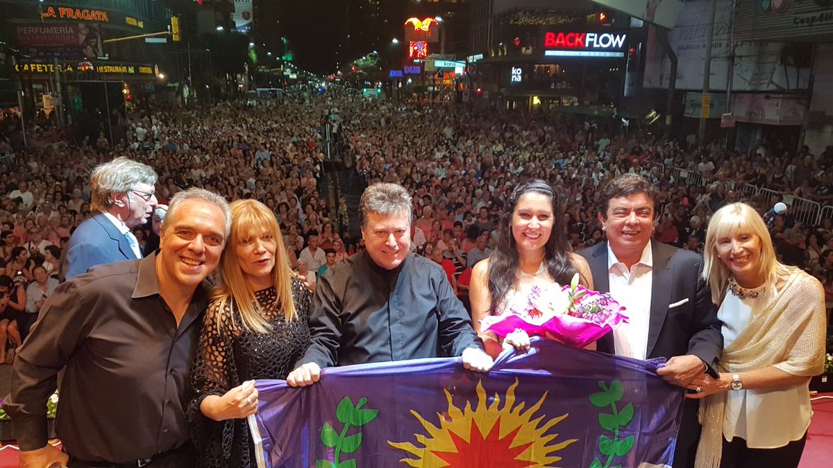 magariovero's tweet photo. Gracias Maestro @CarlosVieu1  por el hermoso espectáculo del #CoroPolifónico y solistas invitados para nuestros vecinos 
Concierto a #CieloAbierto #LaMatanza  🇦🇷 https://t.co/UMZPIH5r0D