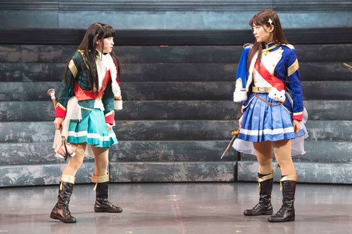 少女 歌劇 レヴュースタァライト 1月の公演に向けて舞台少女たちは日々お稽古中 本日は神楽ひかり役の 三森すずこ さんと露崎まひる役の 岩田陽葵 さんのお写真を掲載 舞台の上ではバッチバチの様子のひかりとまひるですが 稽古中はこーんな表情