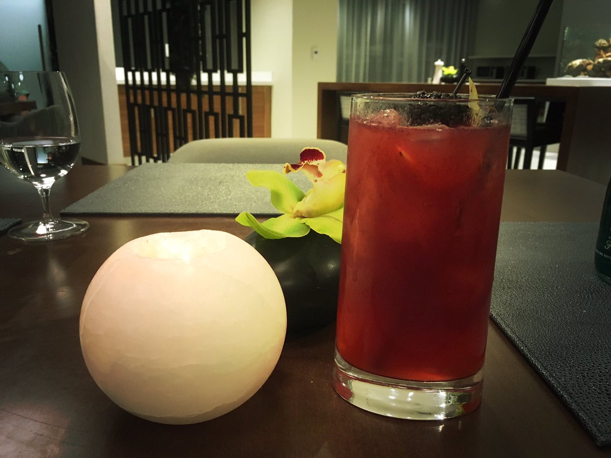 DaveDTC's tweet photo. After a long day exploring Los Angeles we are happy to be back at the @unitylaAtHyatt appropriately we are having the Ginger Jetstream cocktail! #AtHyattRegency
#unitylaAtHyatt @hyattregency_la https://t.co/K6nwvFIsaH