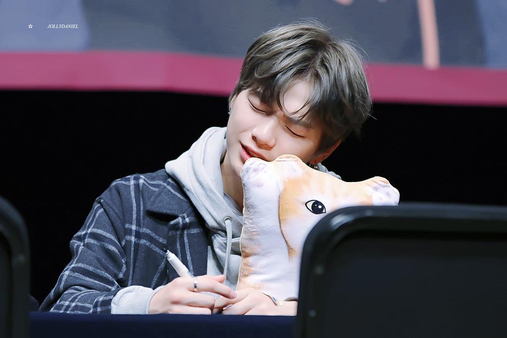Jolly_Daniel_96's tweet photo. #강다니엘 #다니엘 #KangDaniel #Daniel #워너원 #WANNAONE
🍑171118 Why you so cute？
Fancam 2P
(PLZ DON'T CUT THE LOGO) https://t.co/HEXMpWhhMz