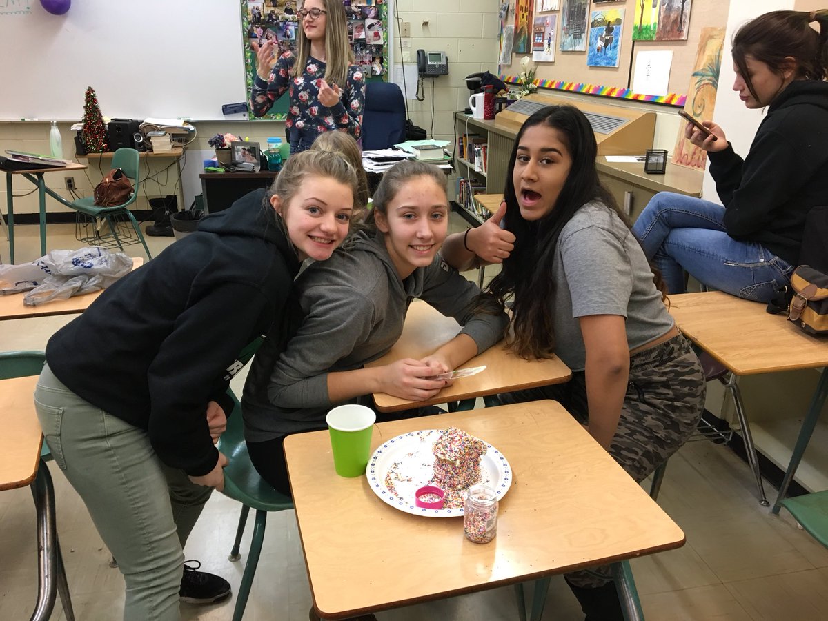 deneerep's tweet photo. The final products of gingerbread house decorating!! @campbelltartans @RegPublicSchool #CAP10D #Grad2020 #CAPBabies #gingerbreadhouse #proudcapmama https://t.co/uIATpEjxJe
