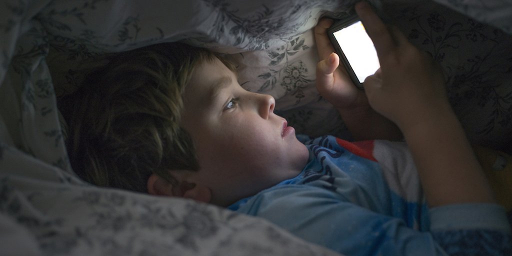 UCSFChildrens's tweet photo. Consider reducing the time kids use cell #phones &amp; encourage them to turn devices off at night, @CAPublicHealth advises. https://t.co/BCKXJaV8rz https://t.co/hSxplI0aVV