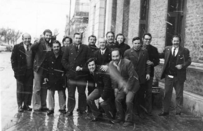 Rosariorecuerdo's tweet photo. El 16 de julio de 1973 nevó en la ciudad y la región para sorpresa y alegría de los rosarinos desacostumbrados a ese fenómeno meteorológico. La gente salió afuera a fotografiar ese momento mágico. Como hicieron estos empleados de los talleres de Pérez del Ferrocarril Mitre. https://t.co/Pb3HANMTSM