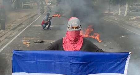 nmasunivision's tweet photo. 📷 | La violenta crisis tras los comicios en Honduras ya deja 16 personas muertas. https://t.co/YiSpZMBjbO https://t.co/kHDAB1vHYx