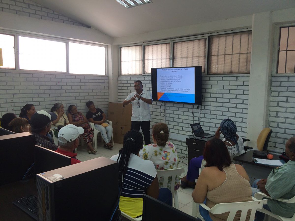 DORISPIZARROM1's tweet photo. #15Dic2017 Dra Doris N Pizarro #SecDesarrSocialYPartic @GobValle #ProgramaAsojuntas  "Fortalecimiento organizaciones comunales #ZarzalValle https://t.co/sSXc4JHXQQ