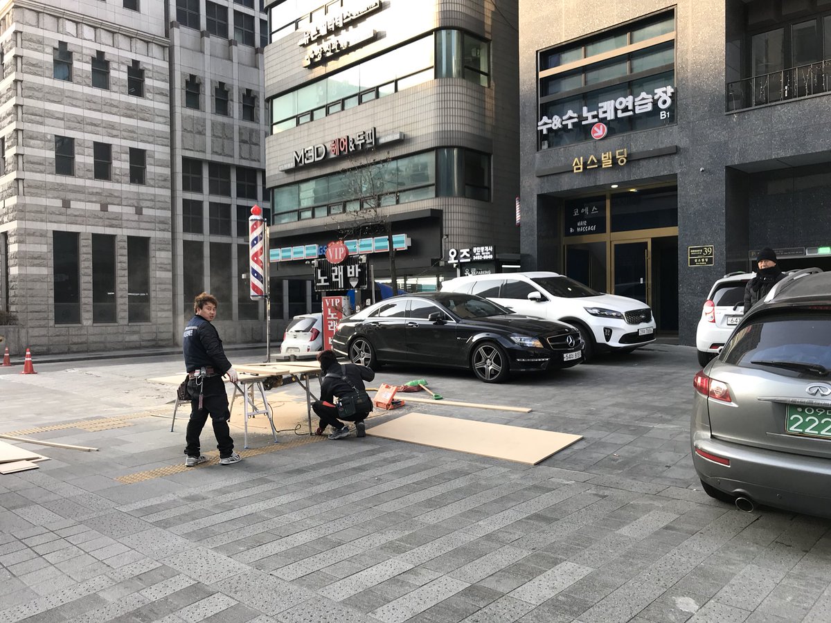 YoungeunKim's tweet photo. 코엑스 도심공항타워 길건너편 노상에서 인테리어 목공 작업 중. 이런건 어디에 신고해야하나요?? 나무 먼지가 바닥에 뽀얗게 쌓인걸 쓸어내는데 미세먼지가 ㅎㄷㄷ https://t.co/c6kvCkv5I0