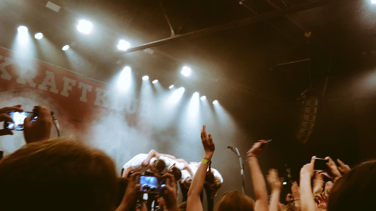 aylinpiece's tweet photo. Dankeeee ❤️ @Kraftklub @CASPERxOFFICIAL #zzh17 https://t.co/nIrXKSNEa7