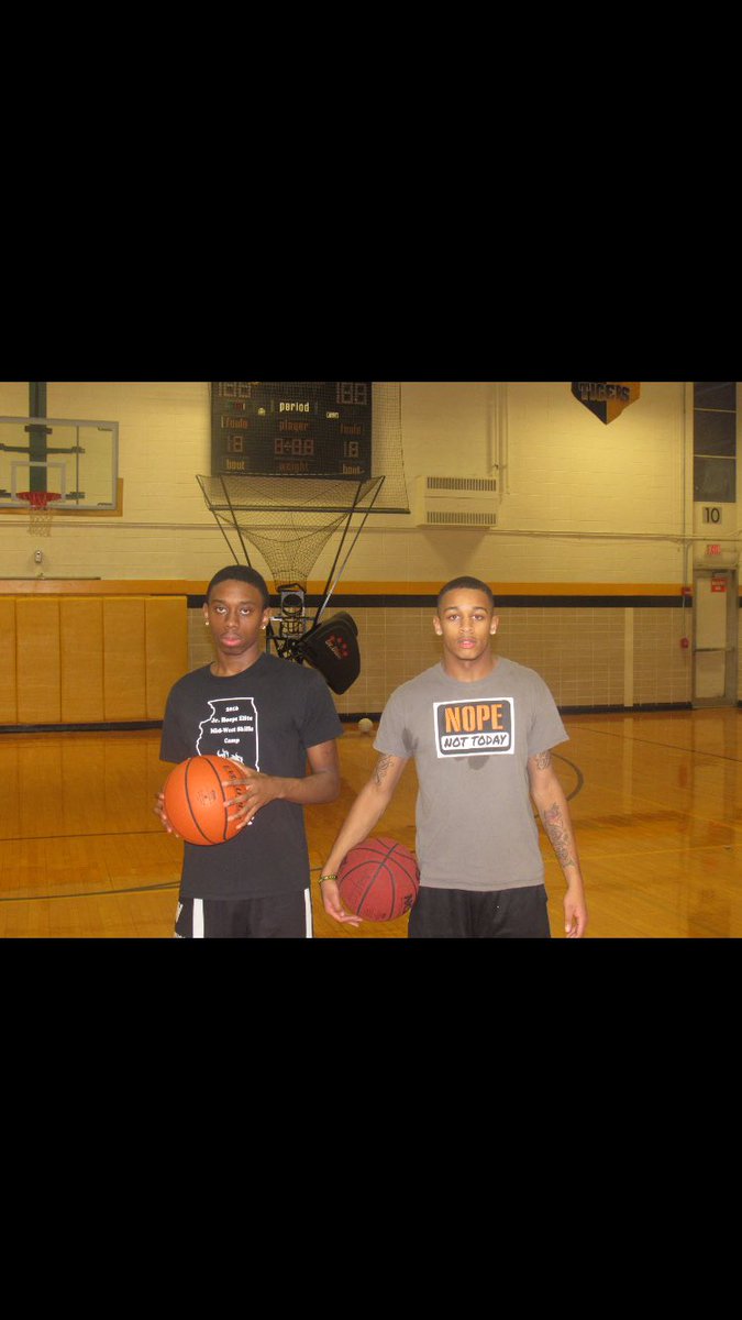 Get_ABucket's tweet photo. I just witnessed Junior Jamonte Benton (@Jamonte0 ) and Senior Charles McKinney of Joliet West do a 45 minute Pre game Work out and let’s just say, these two may be sleepers in the area, keep them on your radar and remember the names!!! #TheyGetBuckets https://t.co/quIqpl6sud
