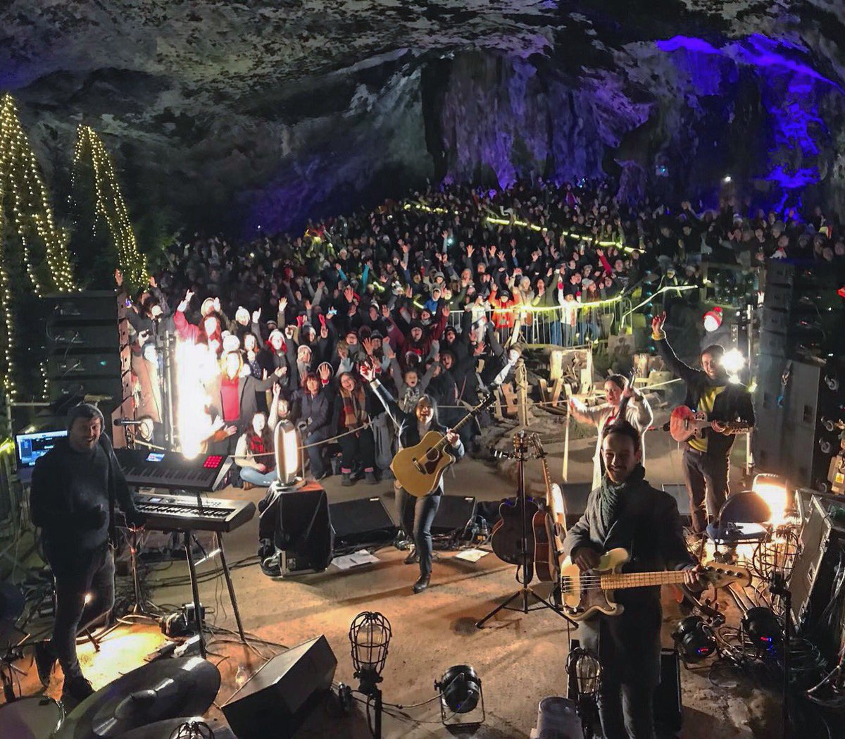 lspraggan's tweet photo. Imagine a world where this happens. In a cave 😂. 

Life 😍. https://t.co/KaHuSD0JKk