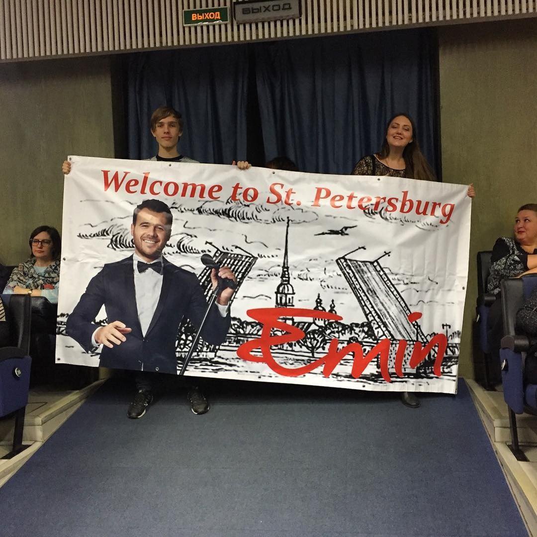 emingrouprussia's tweet photo. Вот так встретили Любимого Артиста в Санкт-Петербурге. #фанклубЭминавПитере #эмин #emin #emin2017 #eminagalarov #эминагаларов #emintour2017 https://t.co/syZAIkNMvv