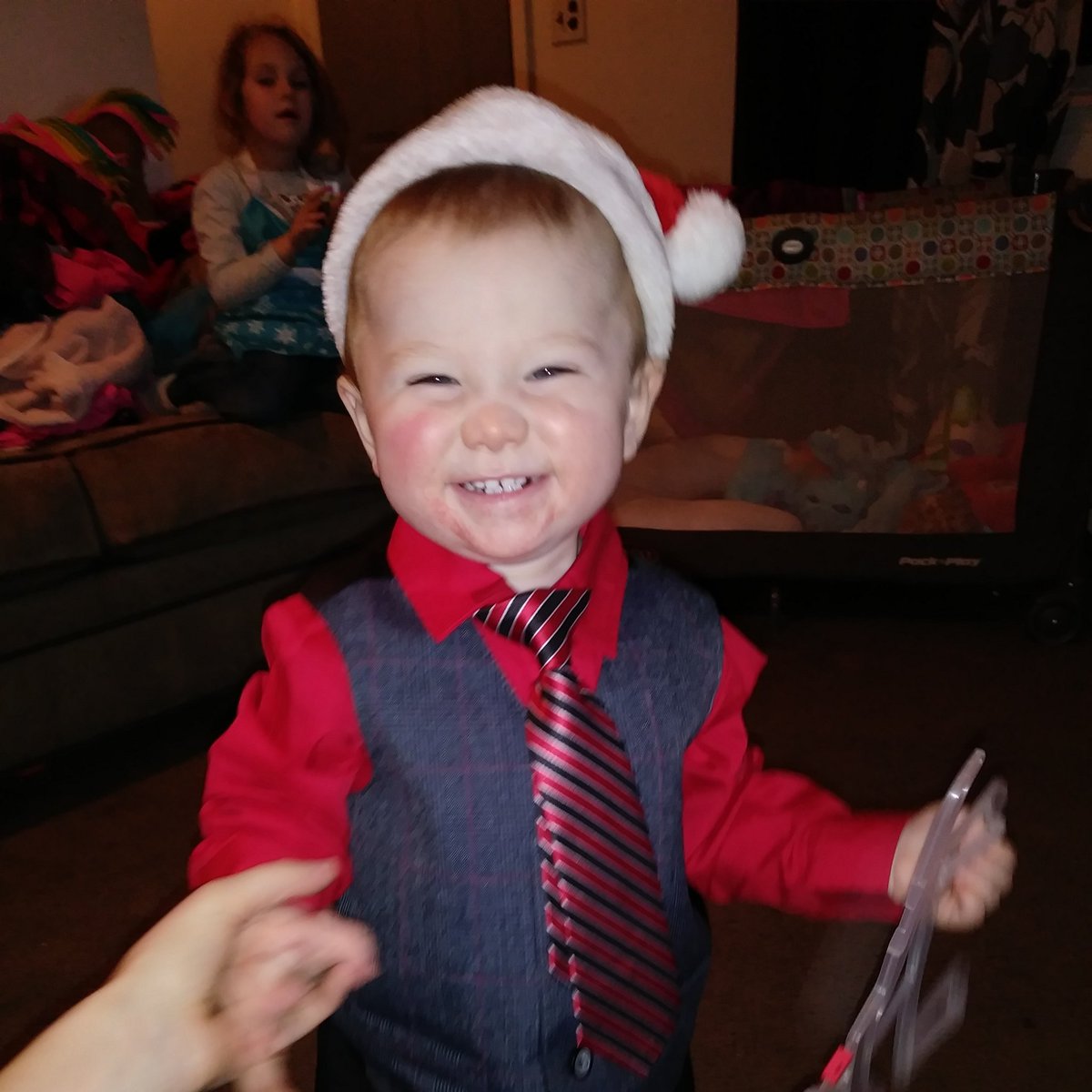 Katrina_Marie19's tweet photo. Sharp dressed baby 🎅 #SantaBABY #HardCheesin https://t.co/kYKQCzMGei