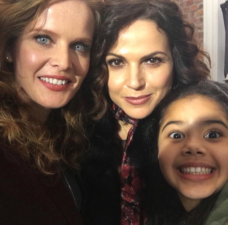 RebeccaMaderON's tweet image. 📸 | "#family #wickedisback @lparrilla @tvalisononset 💚" • Bex via Once Upon a Time’s Instagram Account ♡