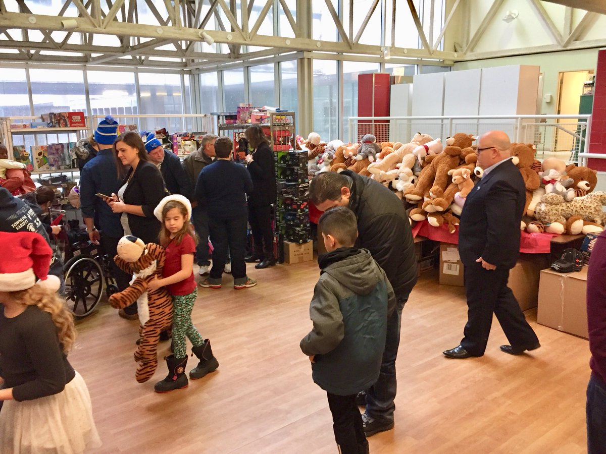 mamasculls's tweet photo. Another amazing and touching year for Miracle on Main Street at McMasters Childrens Hospital. All the smiles and the children’s faces is why this event is so important. #miracleonmainstreet #tigerjeetsinghfoundation #meltsmyheart #forthekids #hamiltontigercats #mapleleafalumni https://t.co/fBjAd4pXwL