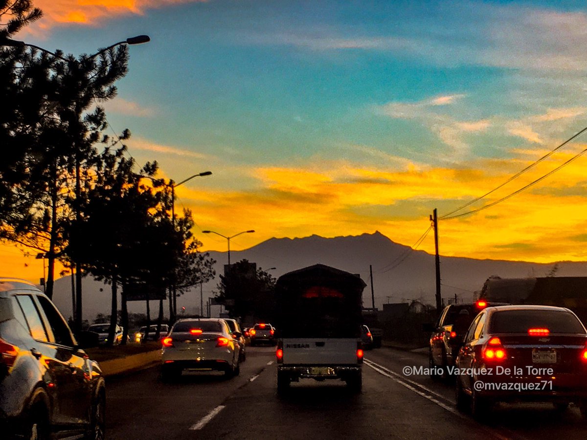 mvazquez71's tweet photo. El Nevado de Toluca ó volcán Xinantecatl, visto hoy desde #Metepec, se colorea de rojo, naranja y azul al #atardecer. https://t.co/JmiI9QSl31