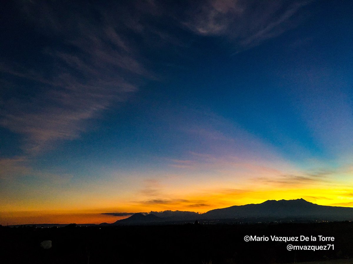 mvazquez71's tweet photo. El Nevado de Toluca ó volcán Xinantecatl, visto hoy desde #Metepec, se colorea de rojo, naranja y azul al #atardecer. https://t.co/JmiI9QSl31