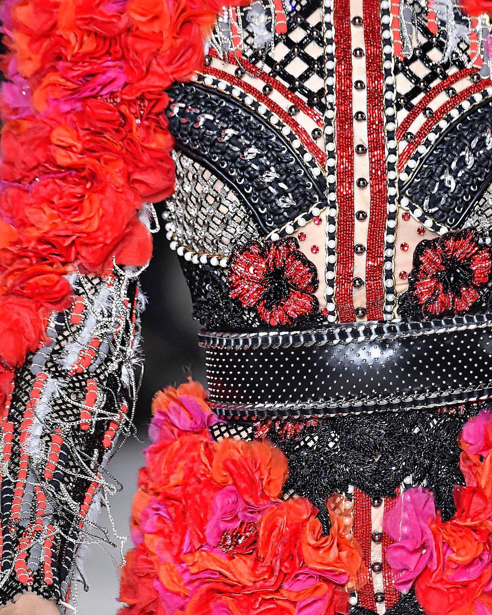 _modepost's tweet photo. UP CLOSE AND PERSONAL | With the latest @balmain  SS18 collection | Adoring the detailing and intricacy of this design by @olivier_rousteing  ❤️ #MP2017 https://t.co/oU3PUOwqZp