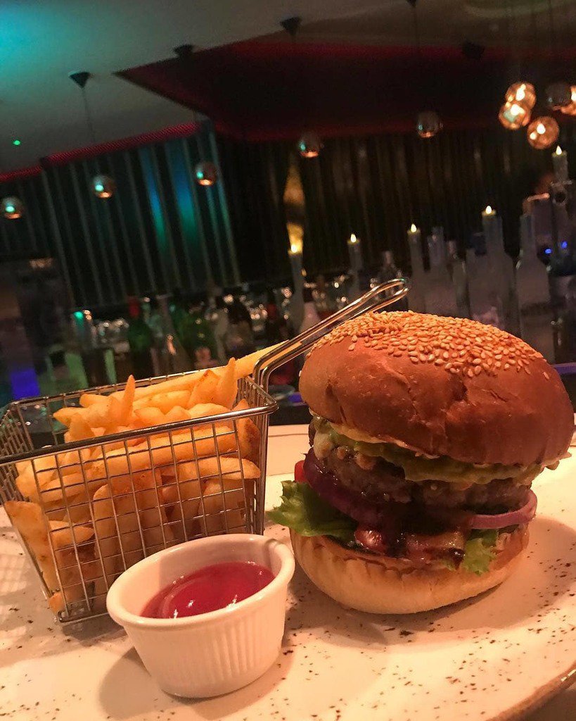 ofadaa's tweet photo. Burger time at eko hotel // via @rem_olomu
#ofadaa #askofadaa #eko #burger #Lagosliving #Lagos #ekohotel #restaurant #nomnom #chip #Christmas https://t.co/3r7fUGA7uJ https://t.co/fINPtz6hAd