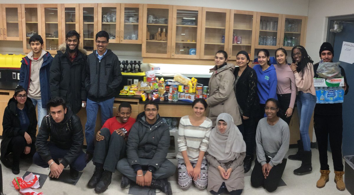 Miss_DTran's tweet photo. 'tis the season to be giving &amp; forgiving. caring &amp; inclusive climate for learning and community of learners #ChooseKindness #myhomeroom 😄🎄 https://t.co/gU0TC4q43B